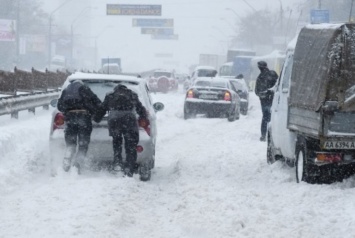 Запорожскую область засыпает снегом: дорожники перешли на круглосуточное дежурство