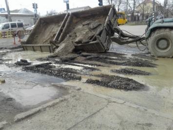 В разрытую яму на Херсонском шоссе завалился прицеп «Николаевводоканала»