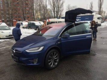 Первую в Украине Tesla по нулевой ставке растаможили в Киеве (фото)