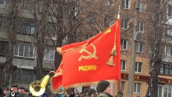 Нацгвардия маршировала по Кривому Рогу с запрещенными флагами СССР. Фото
