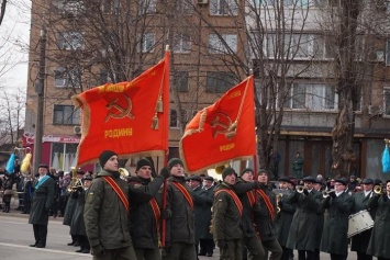Парад Нацгвардии под красными знаменами с надписью "За нашу советскую Родину" вызвал истерику у бандеровцев