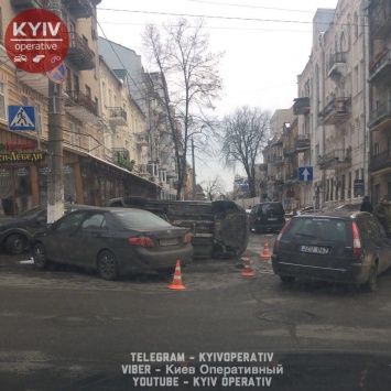 В результате ДТП в центре Киева автомобиль перевернулся от сильного удара