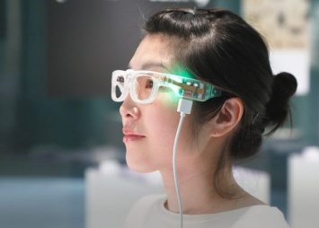 Японцы собирают деньги на "умные очки", которые помогут читать людям с дислексией и нарушениями зрения