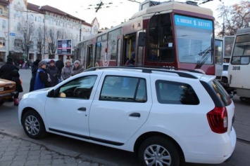 В центре Днепра водитель Рено заблокировал движение трамваев