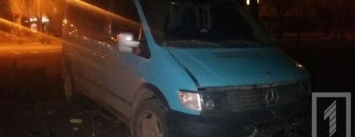 Водитель "Mercedes'а" вылетел с дороги в центре Кривого Рога (ФОТО)