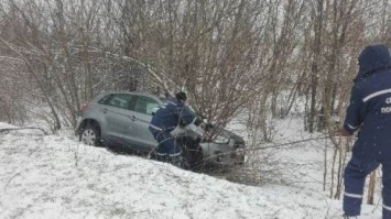 В Бериславском районе внедорожник застрял в снежном сугробе