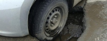 Запорожский горсовет заплатит 100 тысяч гривен автомобилисту, попавшему в ДТП из-за ямы