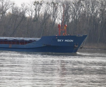 Входившее в порты Крыма судно "Sky Moon" передадут ВМС Украины