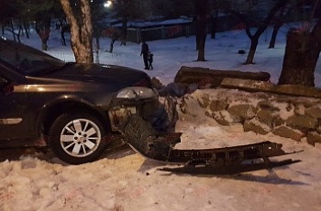 В Бердянске автомобиль протаранил парапет