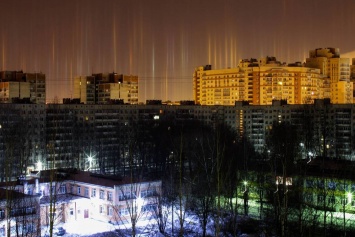 Жителей Петербурга поразили уникальные световые столбы в небесах