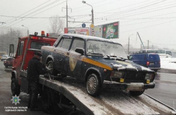 Одесские патрульные задержали пьяного вооруженного охранника, управлявшего автомобилем с сиреной