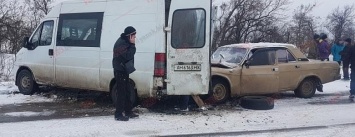 В Бердянском районе микроавтобус столкнулся с «Волгой»