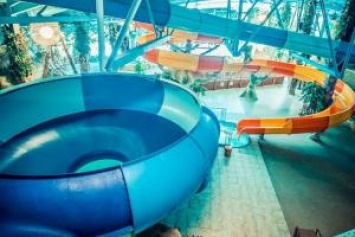 "В больнице сыну наложили 34 шва": В аквапарке Киева на ребенка обрушилась верхняя конструкция горки
