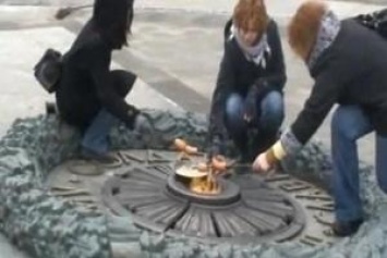 Решение ЕСПЧ: Девушке, жарившей яйца на Вечном огне в Киеве, Украина обязана выплатить 4000 евро