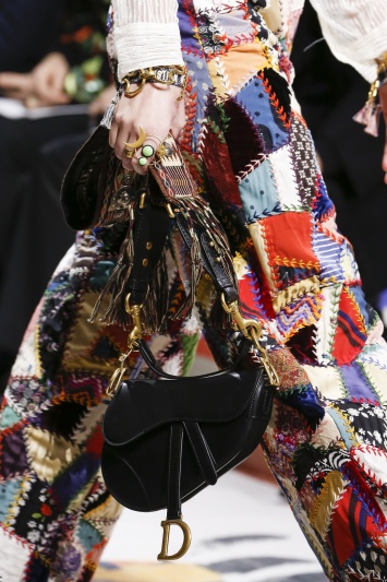 Возвращение легенды: сумка-седло Christian Dior снова на подиуме