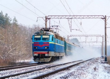 На железной дороге снег расчищали более двух тысяч человек