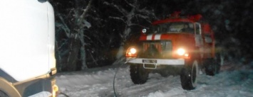 Спасатели вытащили из снежных заносов на черниговских дорогах пассажирский автобус и 7 машин