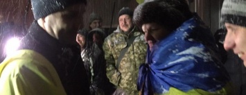 Десятки криворожан с флагами Украины встретили бойца АТО, побывавшего в плену у террористов (ФОТО)