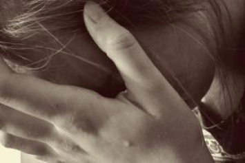 "Дело приказали замять": В Енакиево мама изнасилованной и убитой девочки начала получать угрозы