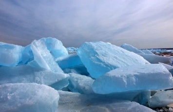 В Мичигане озеро покрылось голубым льдом
