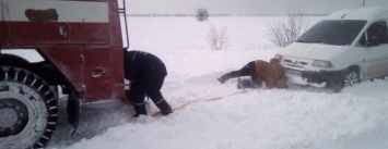 Вчера на Херсонщине спасатели вытащили из снежных заносов 15 автомобилей
