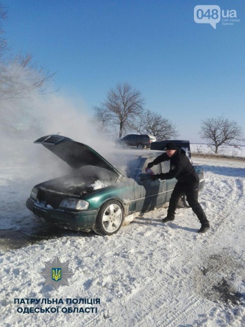 Неподалеку от села Одесской области на ходу загорелся автомобиль