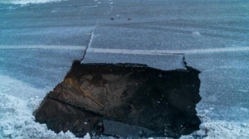 В центре Днепра провалилась дорога на 6 метров (фото)