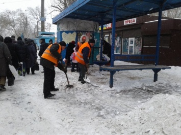 В Николаеве продолжают очищать улицы от снега
