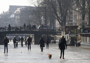 В Амстердаме замерзли каналы: голландцы стали на коньки