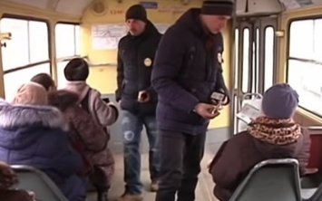 Проезд за 30 гривен: охота на "зайцев" в трамваях Днепра