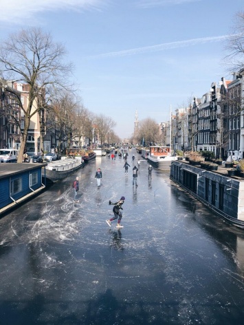 В Амстердаме впервые за шесть лет замерзли каналы, превратившись в каток