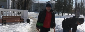 Безработный экс-заместитель мэра чистит улицы Северодонецка от снега (фото)