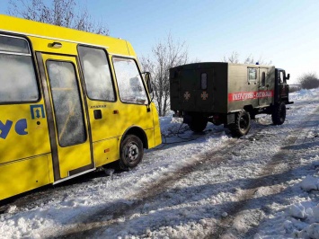 В Баштанском районе спасателям пришлось вытаскивать из снега школьный автобус с детьми