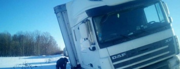 За сутки из снежных заносов на дорогах Черниговщины высвободили 21 автомобиль