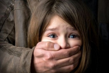 Женщина молчала о том, что муж развращал ее 7-летнюю дочь