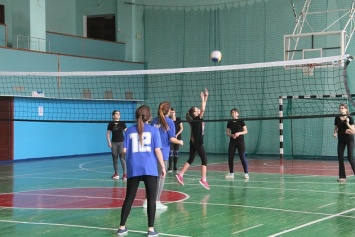 В Бердянске проходят два женских турнира по волейболу