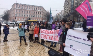 В Киеве начался марш за права женщин. Также пришли противники феминисток
