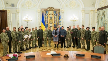 Порошенко наградил медалью «За воинскую службу» фельдшера воинской части Нацгвардии в Николаеве
