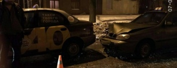 В Харькове столкнулись две машины такси. Есть пострадавшие (ФОТО)