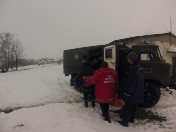 На Николаевщине "скорая" застряла в сугробе - мужчину с подозрением микроинсульта доставили в больницу спасатели