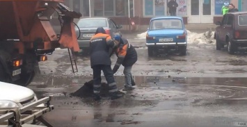 Ремонт по-николаевски: КП «ЭЛУ Автодорог» укладывало асфальт в лужи