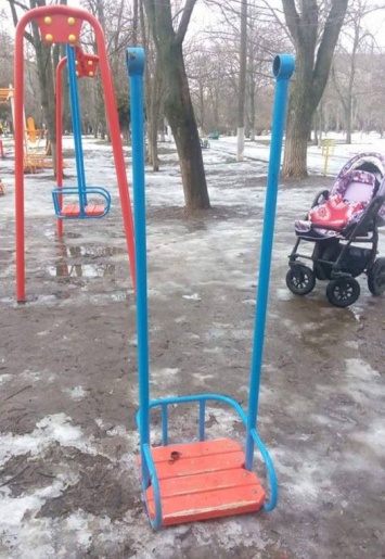 Что случилось с качелей на детской площадке в центральном парке Херсона