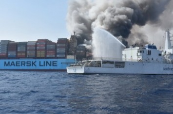 Пожар на 350-метровом контейнеровозе Maersk Honam - в сети появились фото