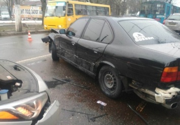 Гонщик на BMW повредил три машины возле здания полиции - пострадала женщина