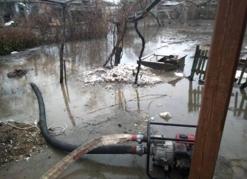 Тающий снег и дождь затопили дома в Одесской области