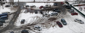 Пустырь вместо парка: киевляне критикуют "парковку" на Березняках