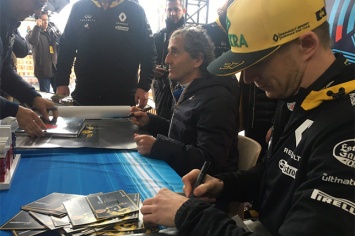 Команда Renault проводит демо-заезды в Ницце