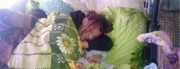 На Николаевщине пьяная мать спала, пока ее больной 8-месячный ребенок замерзал, - ФОТО