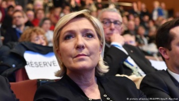 Правые популисты во Франции переименуют "Национальный фронт"