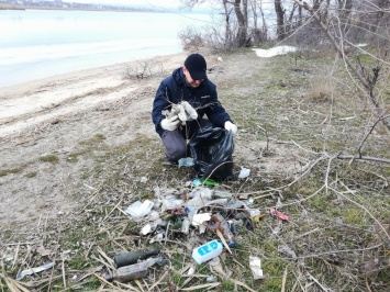 Николаевцы организовали уборку пляжа «Белая горка» на Аляудах